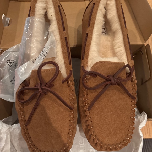 UGG DAKOTA SLIPPERS - Picture 2 of 4